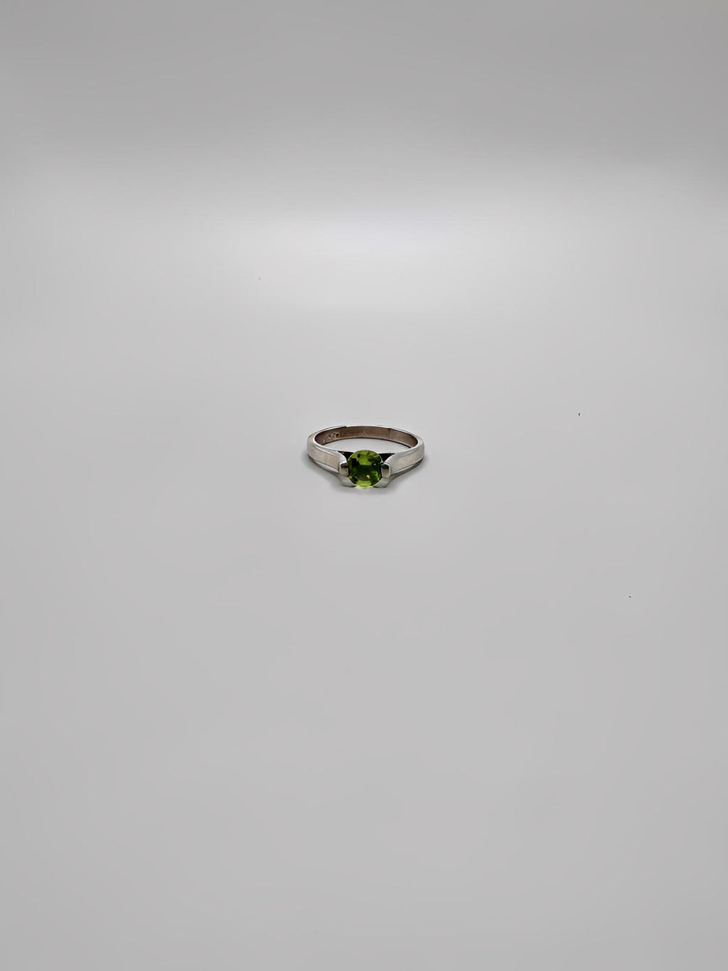 PERIDOT SILVER RING